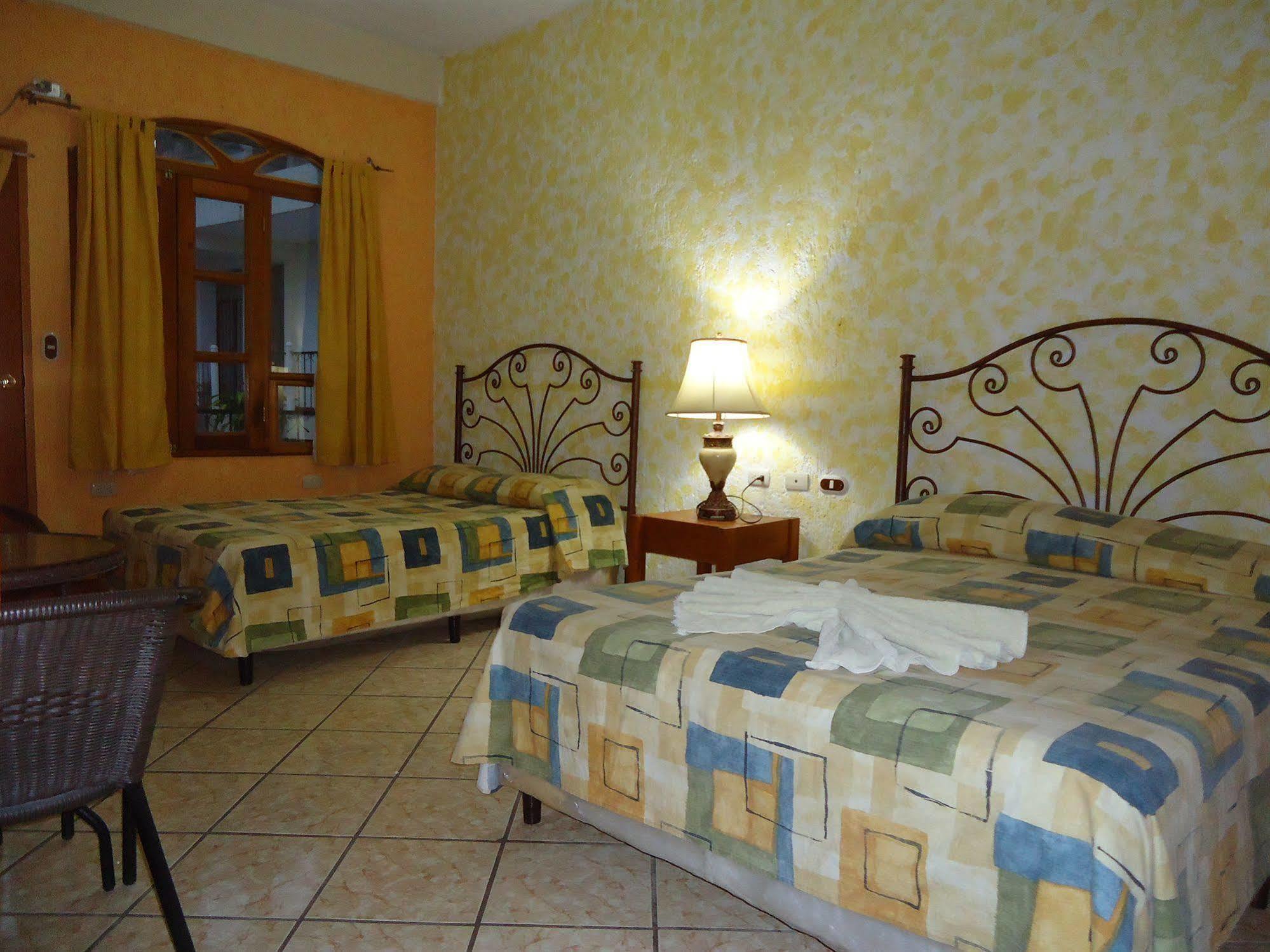 Hotel Quinta Maya Flores Exteriör bild