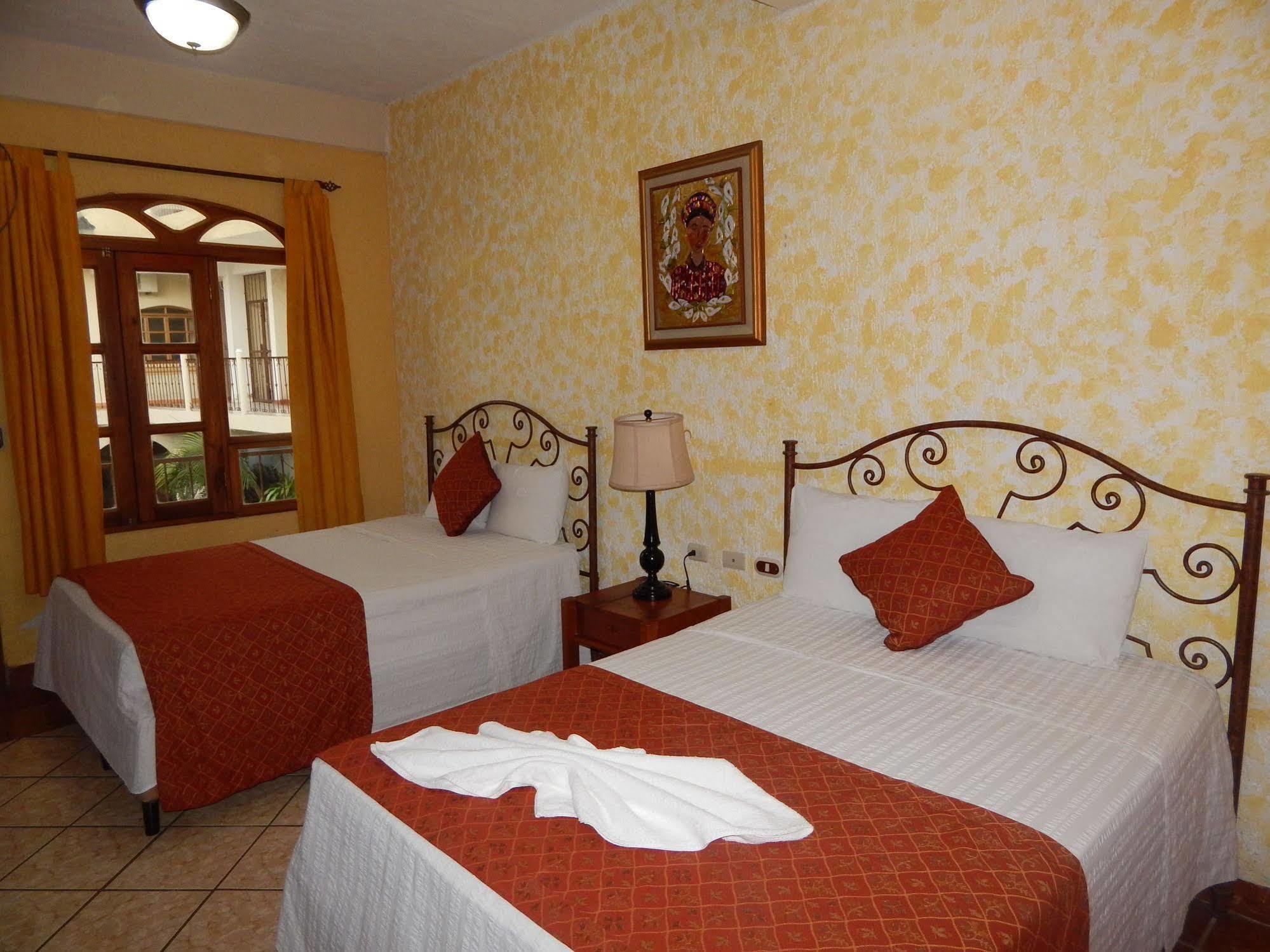 Hotel Quinta Maya Flores Exteriör bild