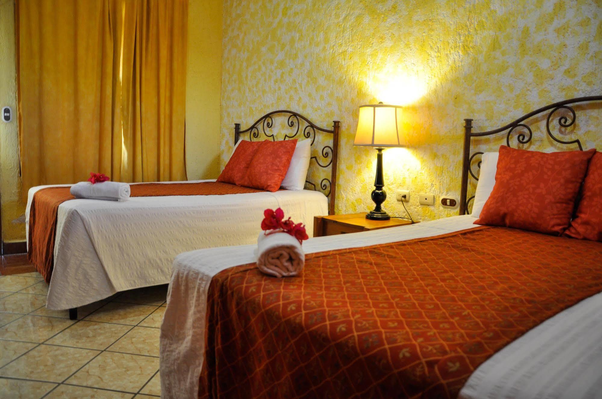 Hotel Quinta Maya Flores Exteriör bild